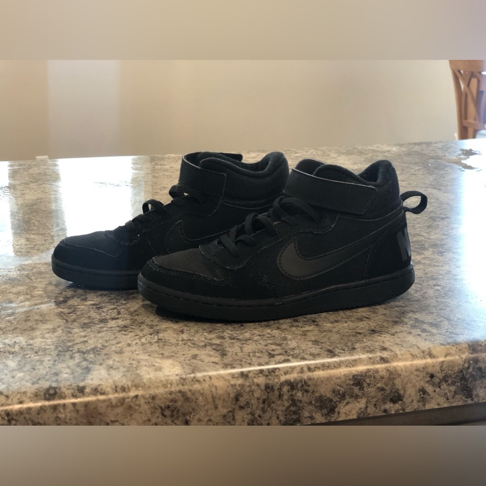 KIDS' NIKE BIG KID COURT BOROUGH MID 2 SNEAKERS